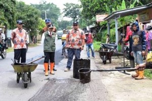 Pj Bupati Kuningan saar meninjau perbaikan jalan.